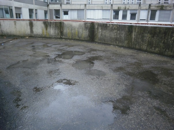 La pavimentazione è rovinata anche sulla rampa che conduce al Pronto Soccorso