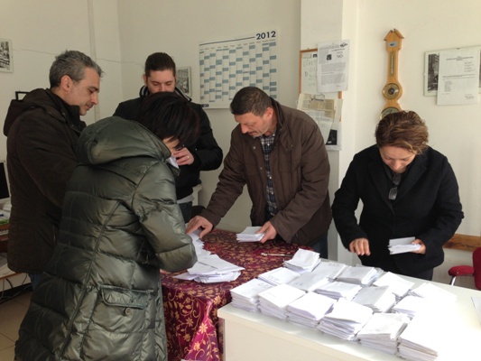 Il conteggio delle schede da parte di Fials, Uil, Cobas e Usi sul referendum abrogativo del nuovo contratto firmato dall'azienda di Careggi