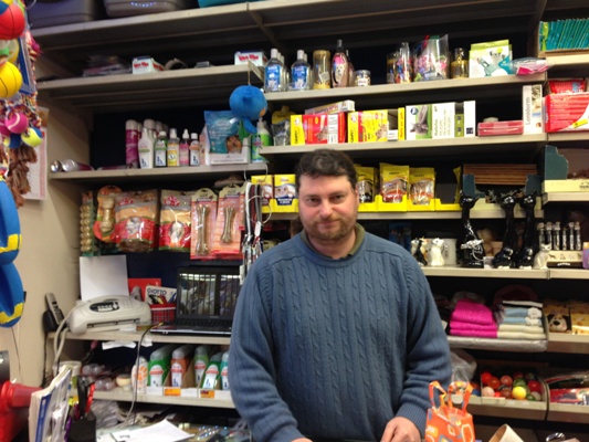 Il commerciante Fabio della Bottega degli animali