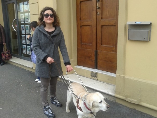 Chiara con il suo cane Petra chiede di mettere in sicurezza la fermata e di adattarla anche ai non vedenti