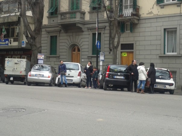 La fermata "incriminata" di viale Giannotti, davanti al circolo Vie Nuove: gli utenti sono obbligati ad attendere il bus quasi in mezzo alla strada con grandi rischi per la loro incolumità