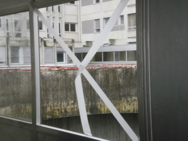 Il pannello mancante situato di fronte al Pronto Soccorso