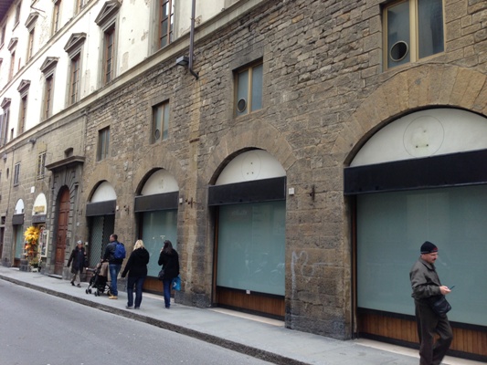 Alcuni dei fondi sfitti da anni di proprietà dell'Ente Cassa di Risparmio