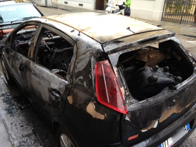 Auto bruciata in via Giacomini