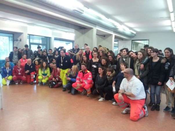 Giornata importante, oggi, per il progetto "Firenze ci sta a cuore" che cerca di insegnare ai ragazzi delle scuole superiori della città la rianimazione cardiopolmonare