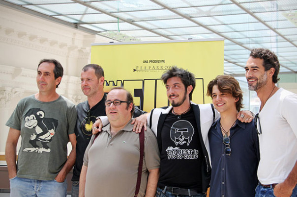 Il cast del musical in scena al Teatro Verdi da venerdì 22 a domenica 24 marzo. Da sinistra: Paolo Calabresi, Pietro Sermonti, Sergio Fantoni, Paolo Ruffini, Jacopo Sarno e Sergio Muniz