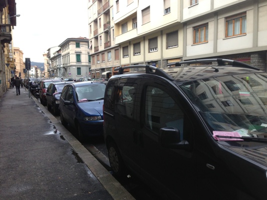 Decine di macchine in sosta sulle strisce blu prive del tagliando per il parcheggio (atto I)
