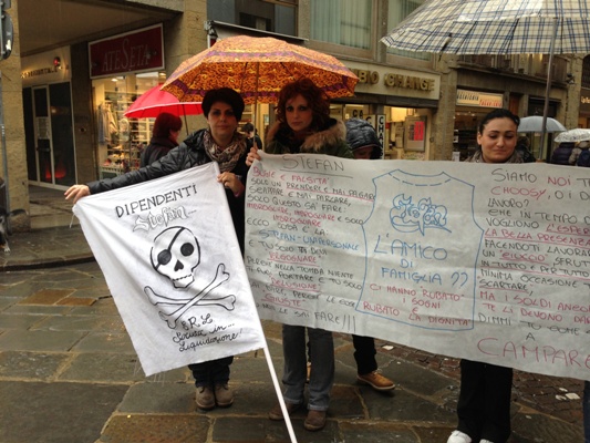 Alcuni striscioni sventolati dalle lavoratrici