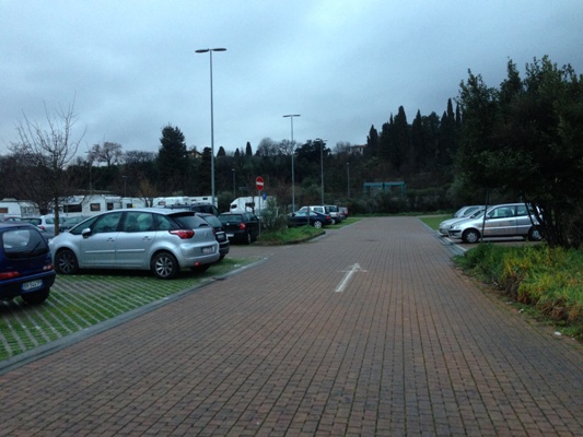 Il parcheggio del Salviatino lungo via Faentina