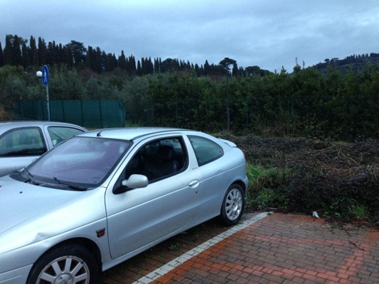 Una macchina parcheggiata nell'area sosta da tempo indefinito con il finestrino completamente abbassato