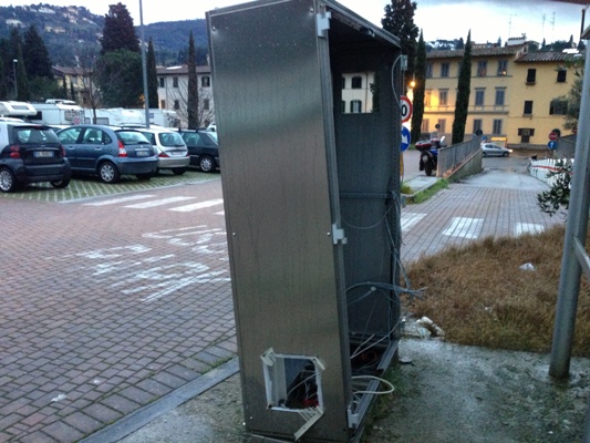 La macchinetta dei ticket completamente distrutta