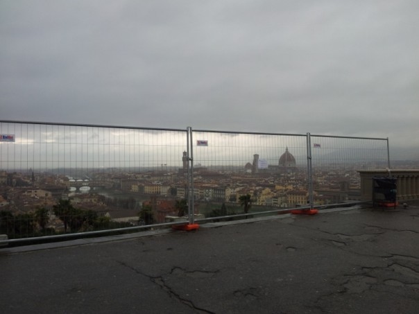 Le transenne che delimitano i lavori in corso al piazzale Michelangelo