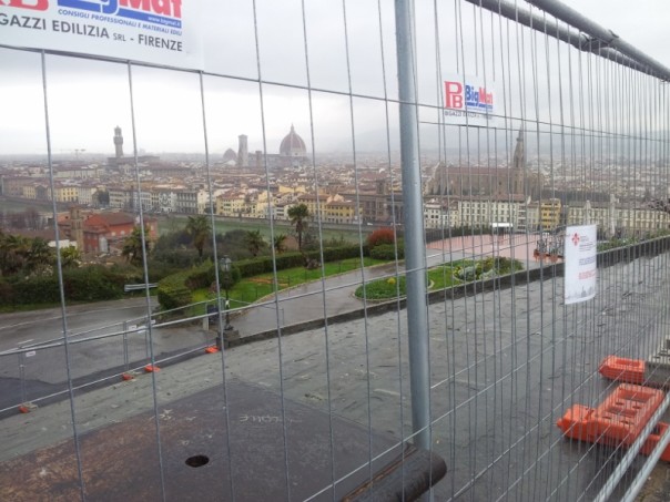 Piazzale Michelangelo visibilmente ingabbiato. I commercianti sono furiosi