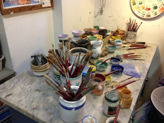 Colori e pennelli per le decorazioni fatte rigorosamente a mano