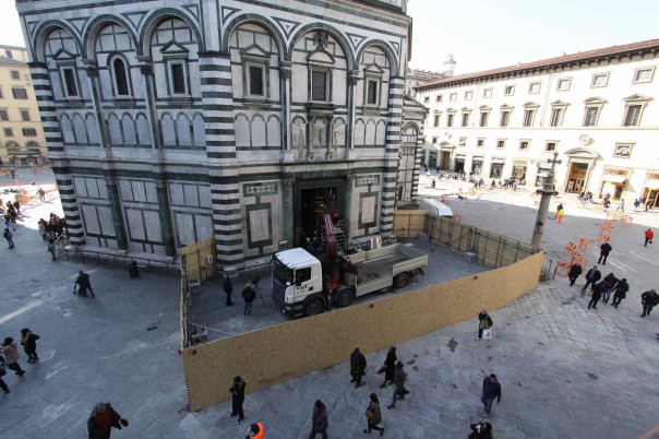 Lavori di smontaggio della Porta Nord del Battistero che stasera sarà trasportata nei laboratori dell'Opificio delle Pietre Dure