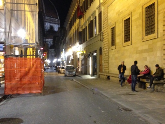 Alcuni zingari banchettano in via dei Servi con bottiglie di alcol alla mano