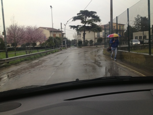 I pedoni passeggiano sugli pseudo-marciapiedi