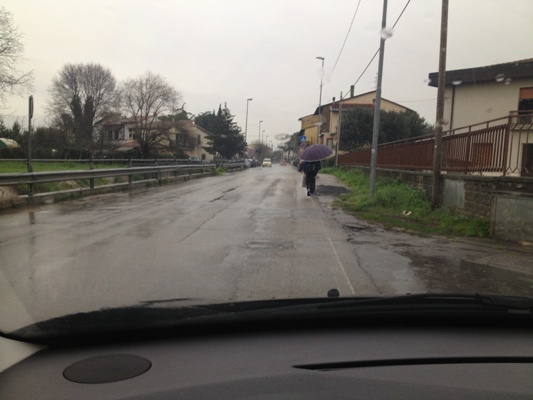 Signa: via delle Molina come un percorso a ostacoli