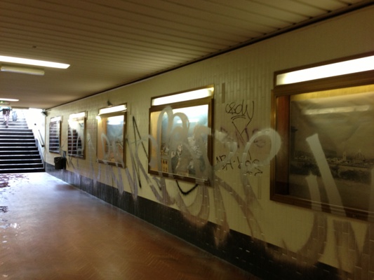 Writers in azione. Le pareti sono state imbiancate meno di un mese fa