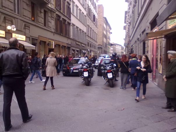 Via Calzaioli bloccata per i punkabbestia