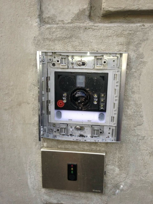 Citofono divelto alla sede Pdl di Firenze Citofono divelto alla sede Pdl di Firenze