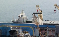 Costa Concordia - primo cassone posizionato sul relitto