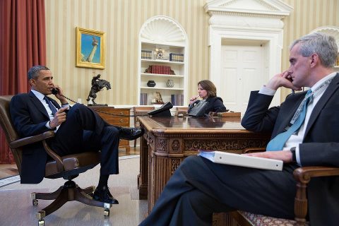 Obama al al telefono con il direttore dell'Fbi dopo la tragedia di Boston (White House Official - Photo by Pete Souza)