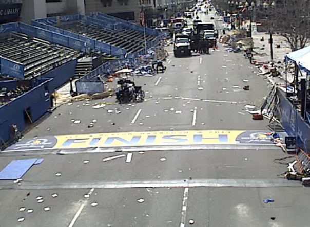 La polizia di Boston mette l'area dell'esplosione in sicurezza