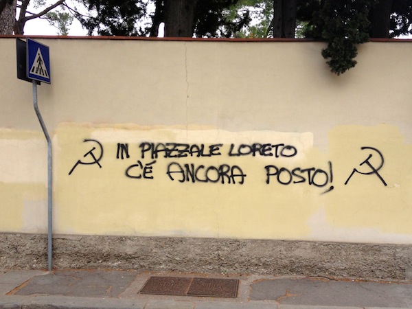 La scritta apparsa stanotte sui muri di via Bolognese a Firenze