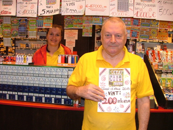 Franco Malinconi titolare della ricevitoria mostra la copia del tagliando vincente     