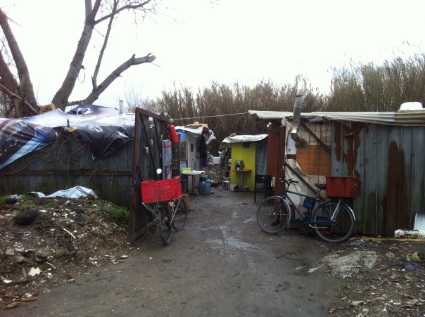 Le baracche abusive fotografate durante il sopralluogo