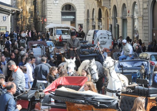 La protesta dei fiaccherai in piazza della Repubblica