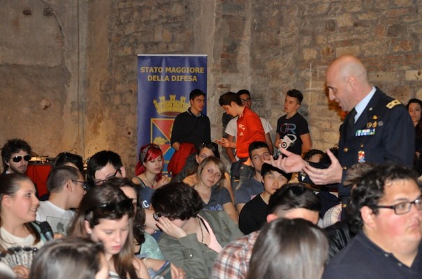 Oltre 100 giovani erano presenti all'incontro con i militari