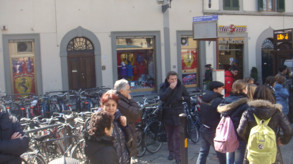 Fermata della linea 11 dell'Ataf in piazza San Marco affollatissima stamani