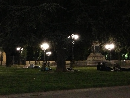 Accampamenti notturni in piazza Indipendenza