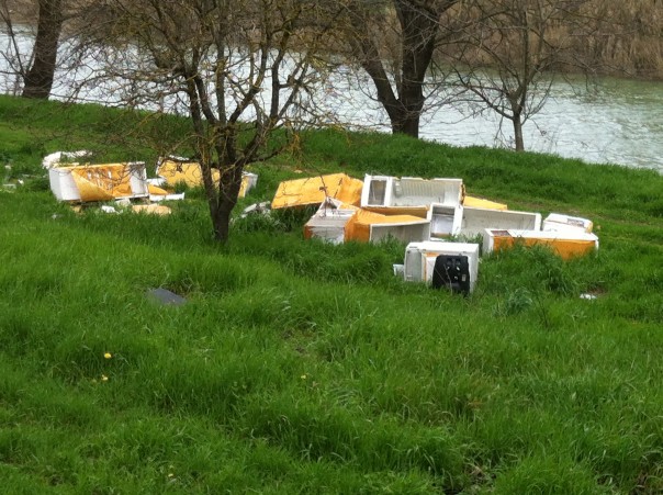 Alcuni scatti che testimoniano il degrado della zona: qui, sono visibili alcuni materiali in plastica abbandonati sull'erba