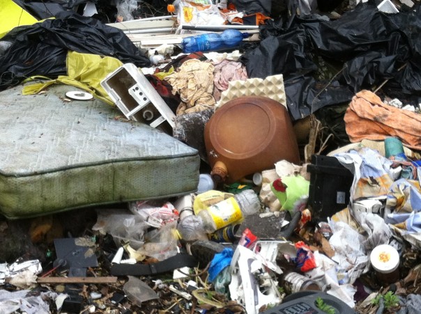 Una delle discariche a cielo aperto presenti sulla riva sinistra dell'Arno