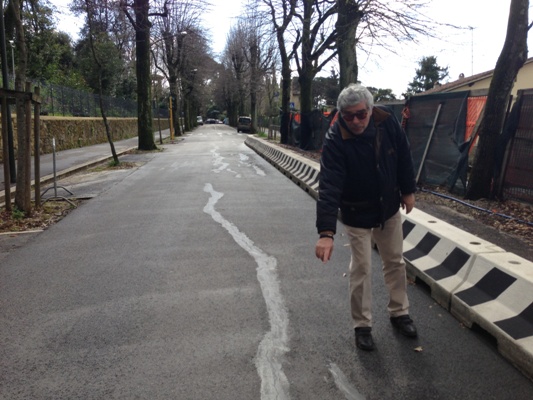 Il presidente del comitato della via, Enrico Ieri, mostra i pericolosi avvallamenti