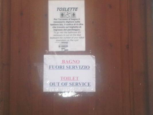 Bagni fuori uso nelle strutture gestite da Firenze Parcheggi