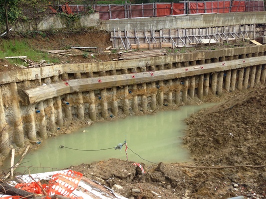 Una delle pozze d'acqua che gli operai stanno riassorbendo e che fino a qualche giorno fa raggiungevano i 5 metri di altezza
