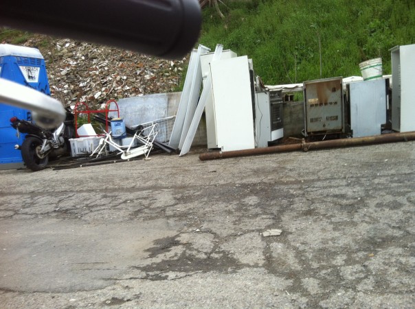 Vecchi mobili, frigoriferi: lungo la strada per arrivare alla riva sinistra sembra esserci di tutto