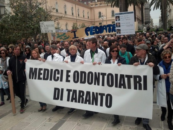 Medici, infermieri e mamme con bambini a guidare il corteo