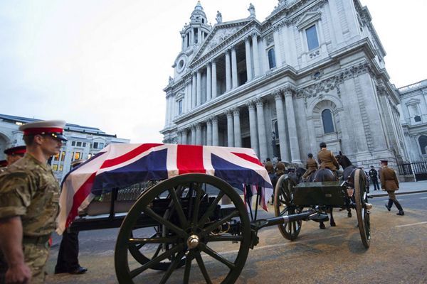 Il feretro giunto a destinazione (Foto Phil Harris/Daily Mirror)