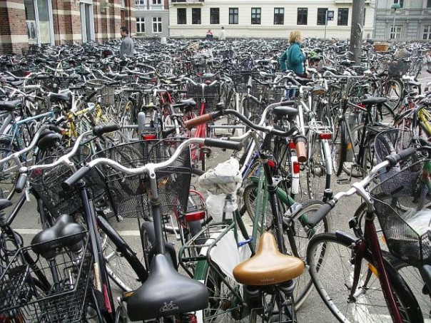 Un parcheggio incustodito di biciclette