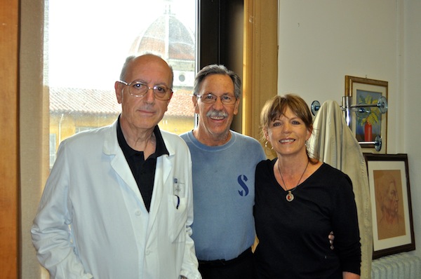 Il chirurgo Sergio Cardini con il turista americano Don Brennan e la moglie Connie