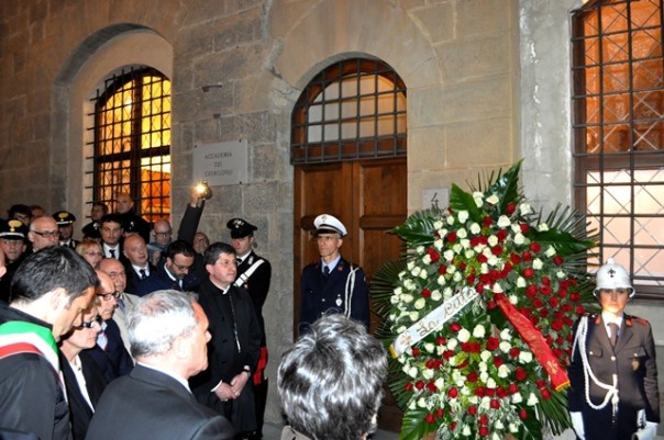 Una corona davanti alla Torre dei Georgofili