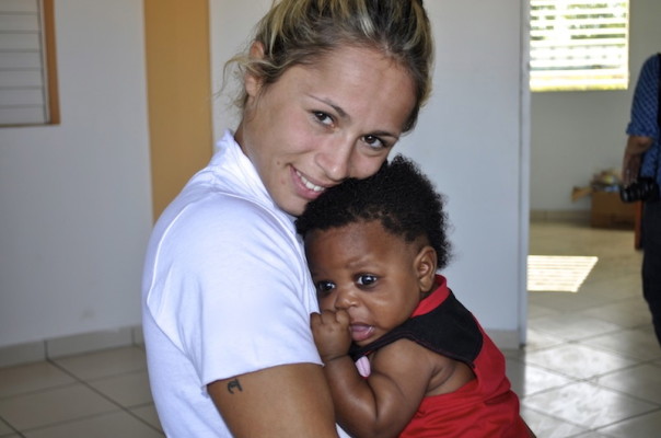 Rosalba Forciniti, medaglia di bronzo alle Olimpiadi di Londra abbraccia Leon ad Haiti