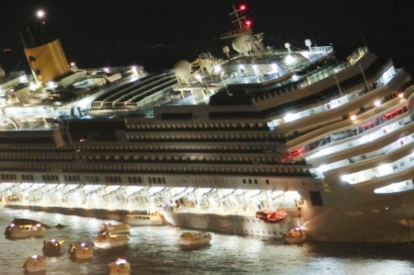 I momenti del naufragio della Costa Concordia al Giglio il 13 gennaio 2012