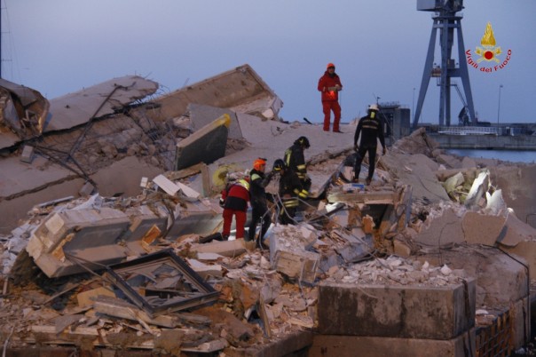 Vigili del fuoco in azione al porto di Genova dopo il grave incidente della Jolly Nero (Foto Vigili del Fuoco)