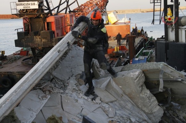 I vigili del fuoco al lavoro al molo di Genova distrutto dalla Jolly Nero